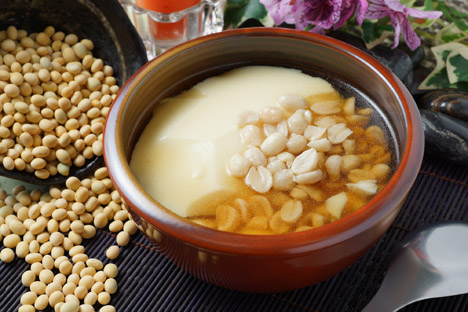 三哥豆花坊-热豆花组合-冬天吃著热热的豆花最幸福!有机黄豆手工制成，不添加防腐剂，加上特调清甜黑糖水与配料，滋味香醇迷人