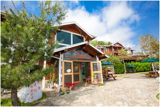 綠林中的秘密花園 優勝美地景觀民宿是歐式的度假木屋建築,採用進口檜木所構築,屋內處處散發著原木的香氣,隨時享受自然溫馨的氣息。綠瓦木屋被築於綠林及花田之中,四周環繞著草原、杉林、水蜜桃林和百合花田,彷彿置身於綠林中的祕密花園。 全日照的歐風庭園 在這裡可以觀看晨熙、欣賞夕陽,是全日照的空間,處處充滿了陽光與活力,所以園主將這裡命名為【優勝美地景觀民宿】。【優勝美地景觀民宿】擁有歐式的景觀庭園,綠蔭步道、庭園咖啡座……被巧妙的安排在花園的各個角落,讓您驚豔於主人的用心。