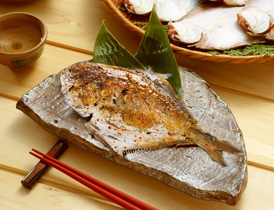 卖鱼的家-现流鲜冻野生白豆腐五花肉蒸鲳鱼的做法图片