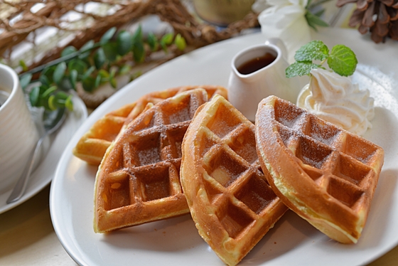 Mommy&me松饼屋-经典单人招牌格子松饼套餐-来场悠闲午茶时光吧!拥有外酥内软口感的经典格子松饼,五种口味任您选择,搭配香纯饮品体会质感生活美好!