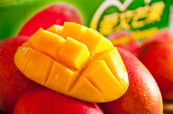 欣荣果园-爱文芒果-盛夏超人气爱文芒果,丰腴饱满的金黄色果肉,散发著芬芳迷人的果香,香甜多汁,品尝最幸福的甜蜜滋味。