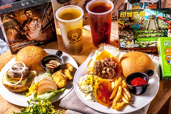 Fun king 桌游概念轻食馆-欢乐美式双人汉堡餐-现点现做的美式丰富餐点,主食+沙拉+脆薯或小鸡块的异国美味,二人一起分享品味,美味更加倍!,17Life,团购、宅配24小时到货、优惠券、即买即用