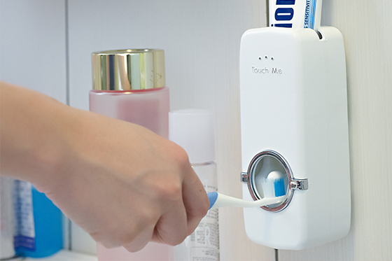 Touch Me-自动挤牙膏+五位牙刷架\/防溶化磁吸式香皂架组-一键式自动挤牙膏，简单步骤，轻松省时，防溶化吸式香皂架磁，安装简单实用方便!居家生活机能大跃进! - 17Life,团购,24小时宅配,优惠券,即买即用