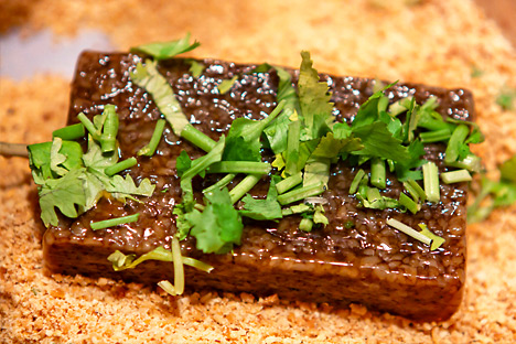 17P好康-黄家猪血糕古早味猪血糕，台湾桧木蒸笼制作，软Q黏密，花生香气扑鼻，花园夜市排队的超人气商品，边逛边吃的小点心!