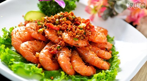 酒岸异国料理-四~六人合菜套餐-避风塘炒虾、打抛牛肉、鲜鱼味噌汤等美味等您来尝,黄色小鸭在埤塘里悠然自得,在这里用餐开心又放松!