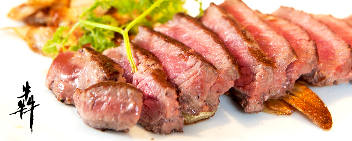 犇 鐵板燒-米其林鐵板燒雙人午餐饗宴 頂級Prime沙朗牛排經鐵板高溫香煎，油脂燒灼焦香熱度、緩慢釋放鮮甜精華肉汁令人垂涎不已