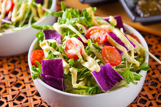 沙拉   当日现采鲜鲜蔬菜作成的沙拉,给您开胃最合适.