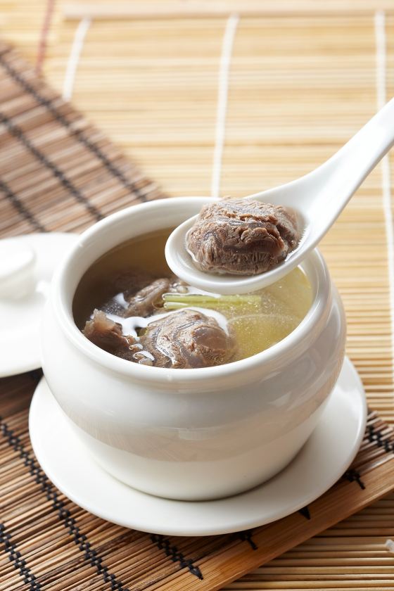 元盅牛肉汤   以黄牛腱肉搭配葱,姜小火熬炖而成之牛高汤,口感清淡鲜