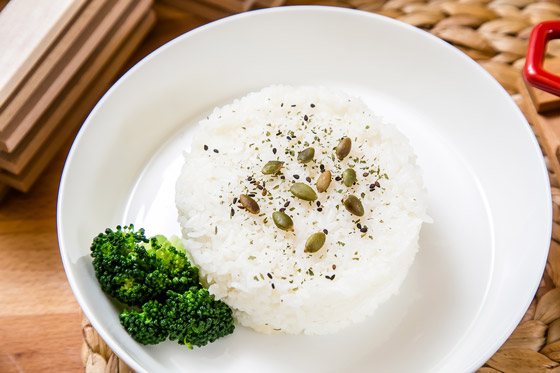 连白饭也要毫不马虎,精制的摆盘,添加少许坚果提味,q弹分明的米饭