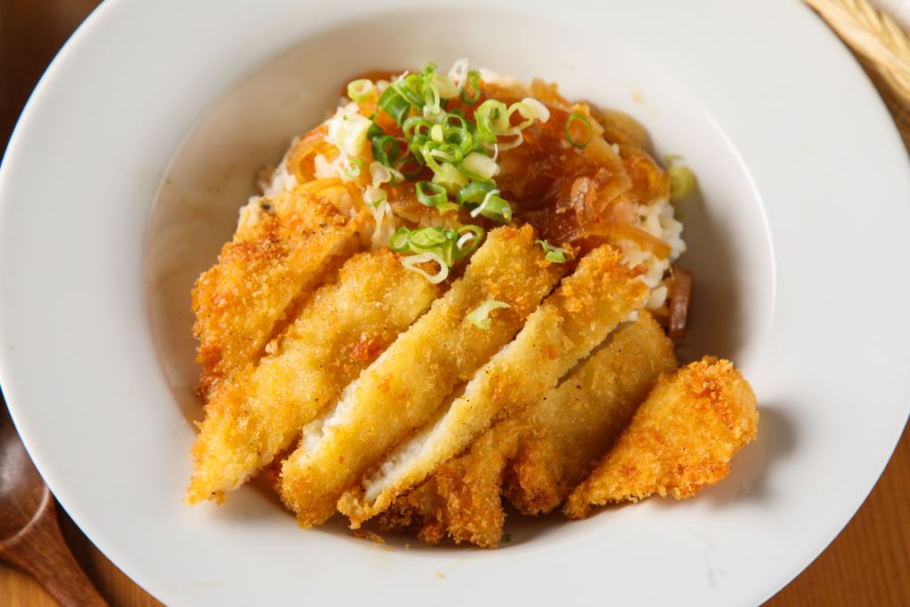 鱼排丼饭   细嫩的鱼肉搭配极薄的面衣,有酥脆口感而不抢味,吃得到