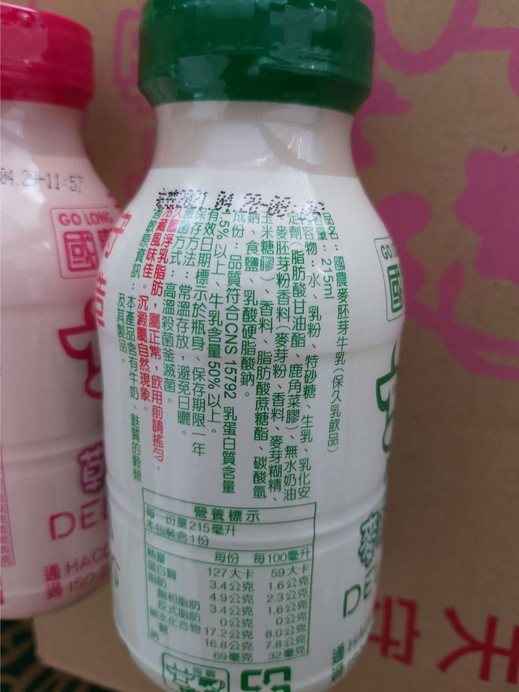 科115，營養標示，份量215毫升，包色1份，通HACK，過1S04，每份 每100毫升，127大卡，59大卡，他利和脂肪 3.4公克 1.6公克，3.4公克 1.6公克，式脂肪 0，水北合物172公克 8.0公，4.9公克 2.3公克，16.8公克