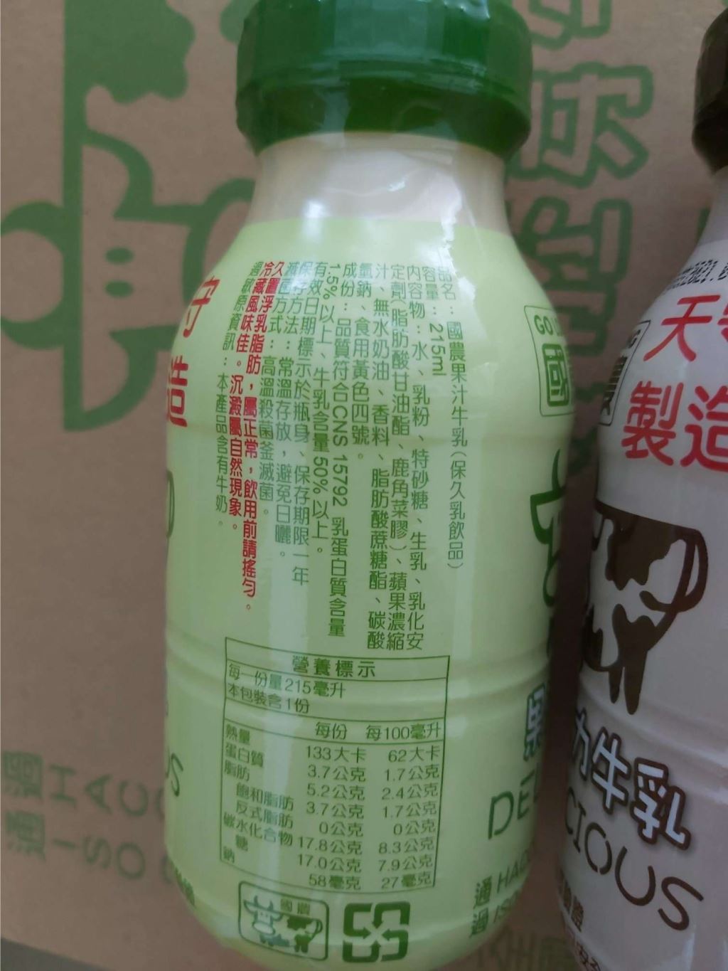 營養標示，每份量215毫升，本包裝含1份，每份 每100毫升，國工イ01，風-s0，133大卡 62大卡，3.7公克 1.7公克，5.2公克 24公克，和脂防37公克 1.7公元，式脂肪 0公克 0公発!水化合物1782公克83公元，17.0公克 7