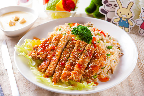 日式猪排爱炒饭   充份按压过后的新鲜里肌肉,炸至金黄酥香,让肉质